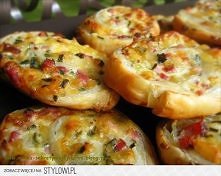 francuskie Ślimaczki z szynkĄ i serem 
składniki:



opakowanie ciasta francuskiego

15 dag szynki

15 dag żółtego sera

cebula

jajo

2 łyżki śmietany

szczypiorek lub natka pi...