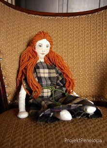Ręcznie szyta szmaciana laleczka w celtyckim stroju - włosy farbowane łupinami z cebuli.