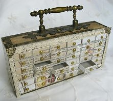 piękna komódka vintage
stara szuflada i pudełka po zapałkach