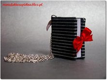 :) dobrze się prezentuje na białej bluzce!