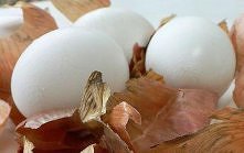 Naturalne barwniki do jajek wielkanocnych. Sposoby po kliknięciu w zdjęcie.