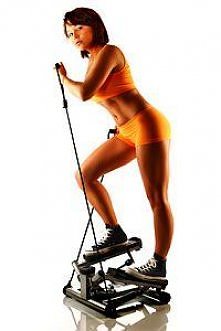 Stepper! Pół godziny i leje się ze mnie! Używam starszego steppera i zamiast linek używam niewielkich hantelek. :)