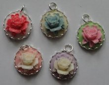 Wisiorki, kaboszony z żywicy