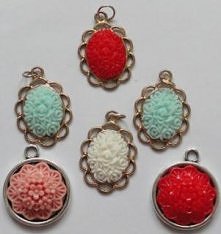 Wisiorki, kaboszony z żywicy