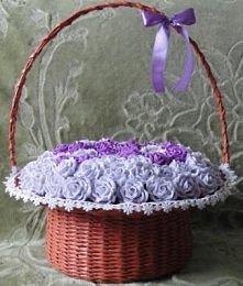 Kosz z papierowej wikliny i róże z krepiny-prezent na 90-te urodziny