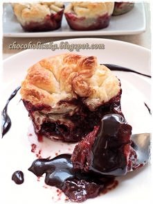 Francuskie pakieciki z czekoladą i wiśniami