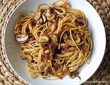 makaron z pieczarkami, miodem i sosem sojowym


Składniki:

    250 g makaron...