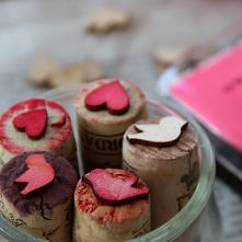 simplynotable.com

pieczątki z korków i naklejonych na nie drewnianych elementów