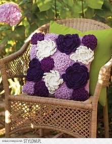 Poduszka we wszystkich kolorach bzu imitująca kwiaty.