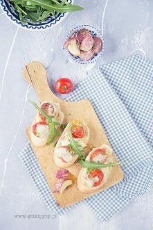 Grzanki z pomidorami i mozzarellą
