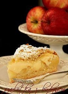 SZARLOTKA Z BUDYNIEM.

Składniki:

450 g mąki pszennej
250 g masła/margaryny
1 szklanka cukru pudru
1 jajko
2 żółtka
2 łyżki gęstej kwaśnej śmietany
1 łyżeczka proszku do piecze...