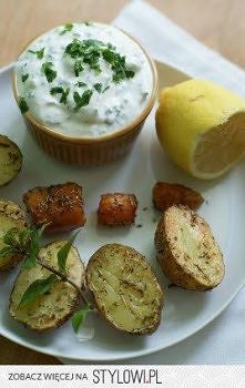 Orzeźwiający sos ziołowy Nigelli Lawson

Składniki:
- 500 ml jogurtu greckiego
- 4 grube dymki lub 6 cienkich
- 1 zielona papryczka chili, bez pestek
- 2 ząbki czosnku
- 1/2 zie...