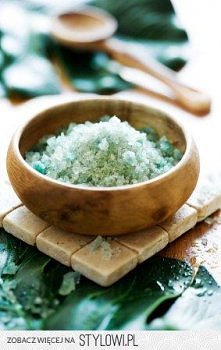 Zrób sama kryształki do kąpieli

.Składniki:
2 filiżanki grubej soli kamiennej
Gliceryna
Barwniki spożywcze
Olejki eteryczne

Wykonanie:

Zabezpiecz stanowisko pracy gazetami. O...