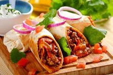 meksykańskie burrito z kurczakiem i serem cheddar.