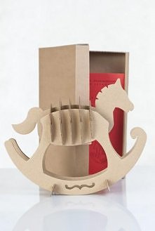 Konik na biegunach z tektury falistej