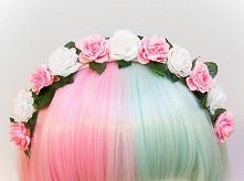 kwiatowa korona i zapewne peruka