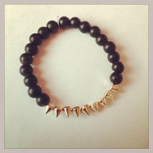 Bransoletka ze szklanych koralików z ćwiekami <3 Elastyczna. 35 zł