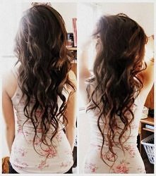 Długie kręcone włosy:) Ładn...