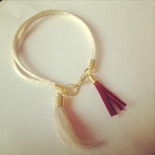 Śliczna delikatna bransoletka z milutkim futerkiem i malutkim frędzelkiem. <3