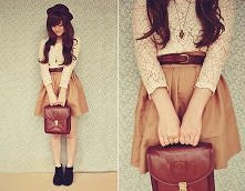 Kapelusz, koronkowa bluzka, spódnica z brązowym paskiem, torebka i czarne buc...