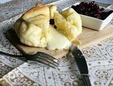 Camembert pieczony w cieście francuskim z gorącymi żurawinami. PRZEPIS PO KLIKNIĘCIU NA OBRAZEK.