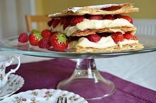 Trochę inna Napoleonka

Składniki:
opakowanie ciasta francuskiego
250 ml śmietany 30-36 %
cukier puder do posypania
ok. 400 g owoców (truskawki, maliny)

Krem:
375 ml mleka
4 żó...