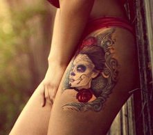 tatuaż na udzie sugar skull