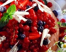 TORT CZEKOLADOWY Z AMARETTO I JAGODAMI