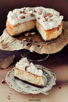 Spód:

•	70 g ciemnej czekolady
•	70 g miękkiego masła
•	4 łyżki cukru
•	1 jajko
•	40 g mąki
•	1/2 łyżeczki sody
•	4 łyżki mielonych orzechów lub migdałów









Masa serowa:
...