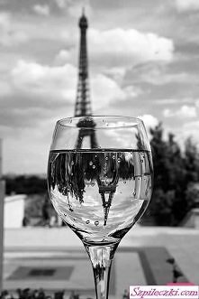 Odbicie w szklance wody