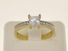 Śliczny i delikatny pierści...