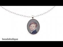 How to Make a Keepsake Photo Pendant. 

Jak dla mnie to za długo gadają w tych filmikach ;P
Wie ktoś jaki klej do tego się używa??