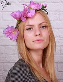 wianek z fioletowych frezji