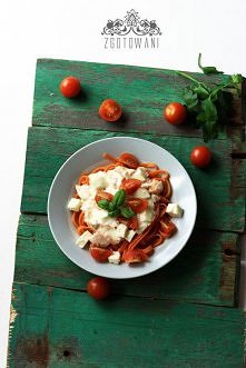 Makaron z łososiem, mozzarellą i pomidorami