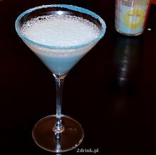 Smerfne Malibu – przepis na drink:

Składniki:
40 ml Malibu
20 ml Blue Curacao (likier)
70 ml mleka skondensowanego
 

Przygotowanie:

Składniki dobrze wstrząsnąć w shakerze z k...