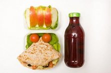 Naleśnik z sałatką z awokado
Jabłko i butelka owocowej herbaty


Naleśnik z otrębami
2 łyżki sałatki z awokado

Sałatka z awokado 

Składniki na około 16 łyżek:
1 awokado
½ pomi...