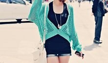 Luźny, ażurowy sweterek w morskim kolorze. Założyłabyś?