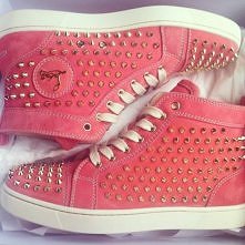 Koralowe, zaćwiekowane butk...