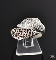 Śliczny pierścionek w kształcie delfinków. Wykonany w całości ze srebra próby 925. Zdobiony licznymi cyrkoniami, które nadają mu pięknego blasku. ANGELGOLD.PL