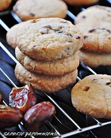 ORIENTALNE TALARKI Z KOKOSEM I DAKTYLAMI

Składniki:
- 100 g suszonych daktyli, 
- 350 g mąki,
- 50 g wiórków kokosowych,
- 3 łyżki soku pomarańczowego,
- 120 g masła,
- 200 g c...