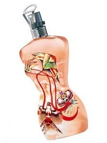 Jean Paul Gaultier doszedł do wniosku, że najlepiej kształt flakonu zaczerpnąć od największych fanek perfum, czyli od kobiet i zainspirował się ich krągłościami.