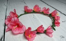 wianek z różowych frezji