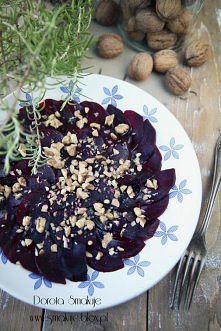 CARPACCIO Z BURAKÓW Z ORZECHAMI

Składniki:
- 2 buraki,
- 1 łyżka oliwy z oliwek,
- 2 łyżki octu balsamicznego,
- garść orzechów np. włoskich

Wykonanie:
Buraki owijamy w folię ...