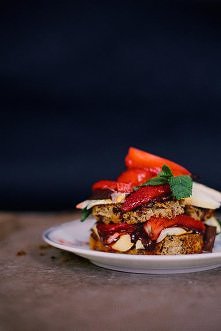 Kanapka z pieczonymi truskawkami, serem oraz miętową czekoladą