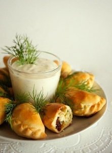 Pierogi pieczone z nadzieniem z fety i suszonych pomidorów.