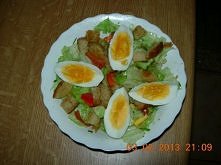 sałatka z jajkiem i grzanka...