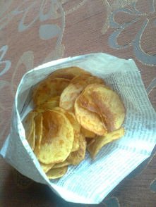 Pyszne chipsy domowe ! :)
1. Obieramy 2 ziemniaki.
2. Kroimy na tarce do okrągłych placków.
3. Płuczemy i odstawiamy w miseczce z wodą na 5 min.
4. Płuczemy kolejny raz i pozost...