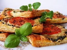 Tosty na cieście francuskim ze szpinakiem, cukinią i pomidorem! Wypróbuj!