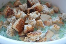 Brokułowa z migdałami i grzankami.

Grzanki: pokroić chleb w drobne kostki (najlepiej czerstwy), im drobniej pokroimy tym lepiej, wrzucić na rozgrzaną patelnię i piec bez tłuszc...