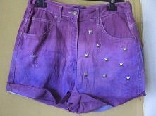 Spodenki z cienkiego jeansu. Farbowane na dole i u góry. Dwa przetarcia, trochę ćwieków. Idealne na ciepłe dni, nie będzie w nich za gorąco. Na żywo kolory są bardziej żywe. :-)...